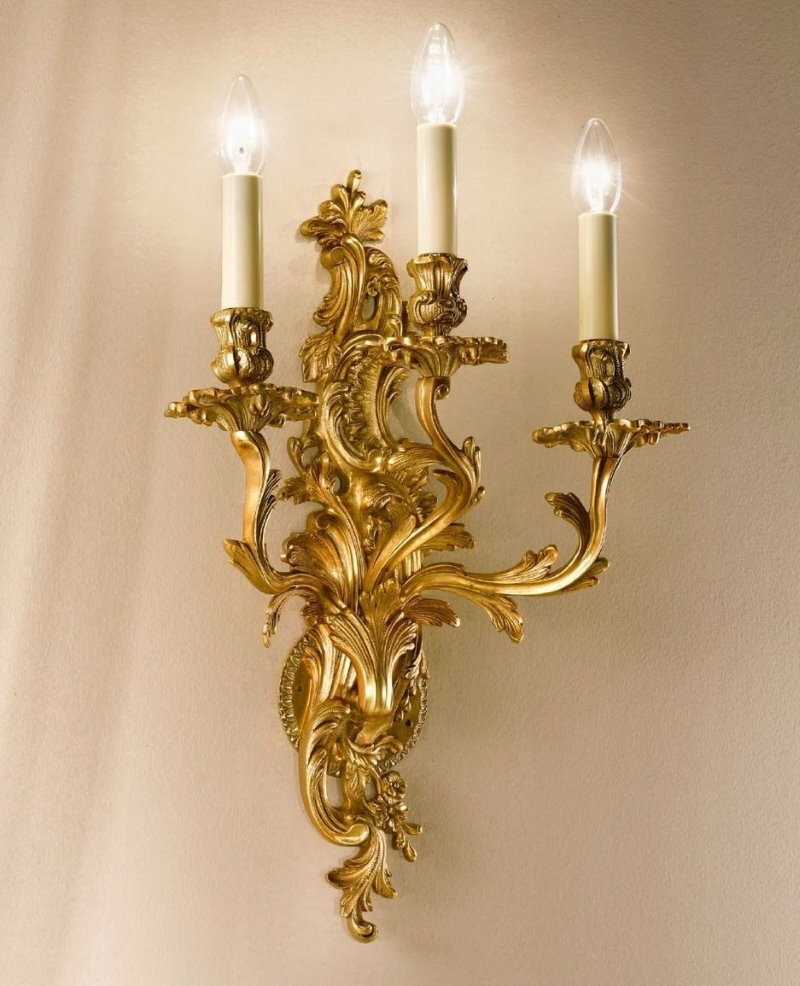 Nástěnná lampa se zlaceným tělem v barokním stylu