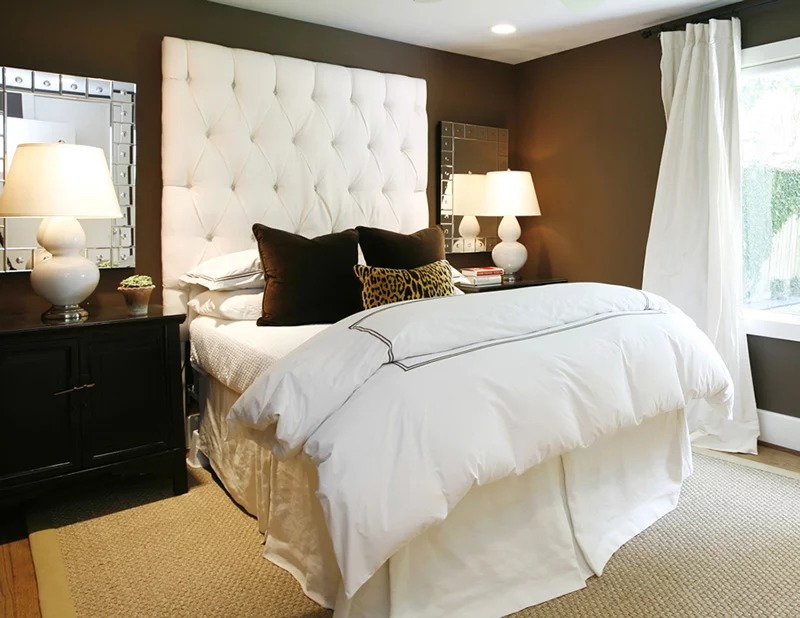 beyaz fotoğraflı çikolata tonlarında yatak odası