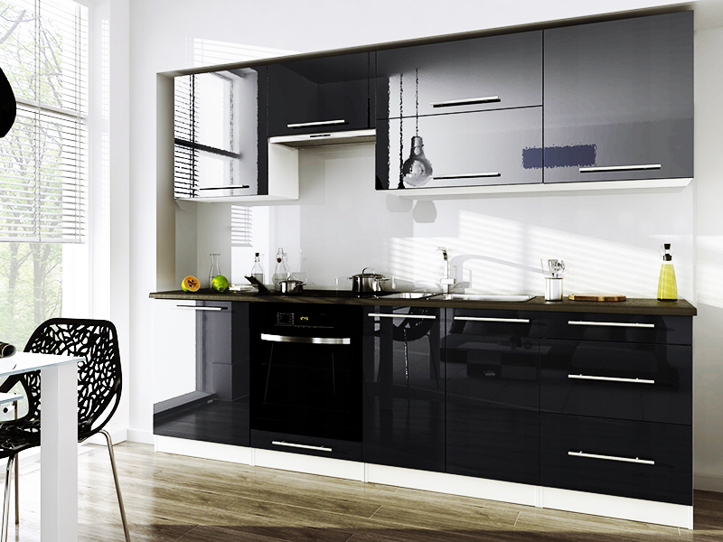 Glänzende Küchensets vergrößern den Raum optisch mit glatten reflektierenden Beschichtungen