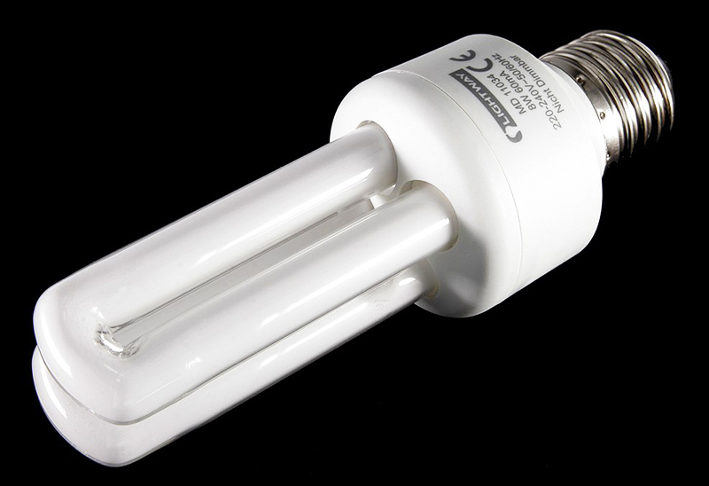 Si el enchufe está conectado incorrectamente, estas lámparas pueden parpadear periódicamente sin encenderse