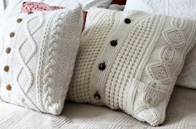 If there are no bright pillows, you can quickly make them out of sweaters - stuff them with soft things and tie them so that you get a pillow. It will turn out original, and no one will look at the frayed back