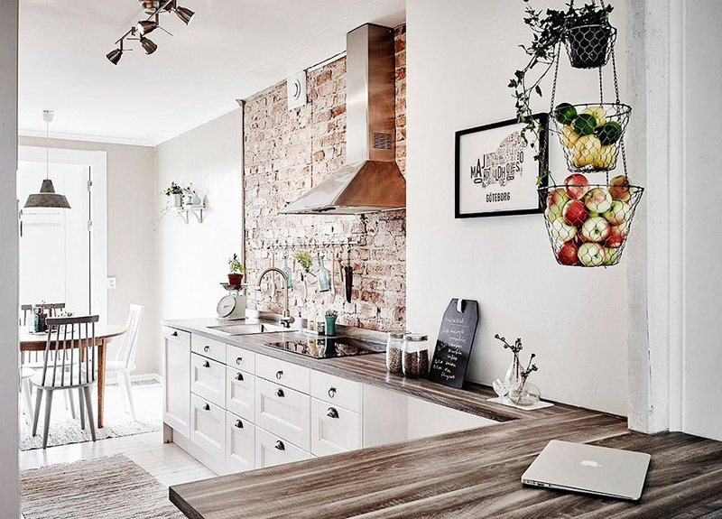 Parasta dzīvokļa padarīšana par unikālu: sienas dekors virtuvē
