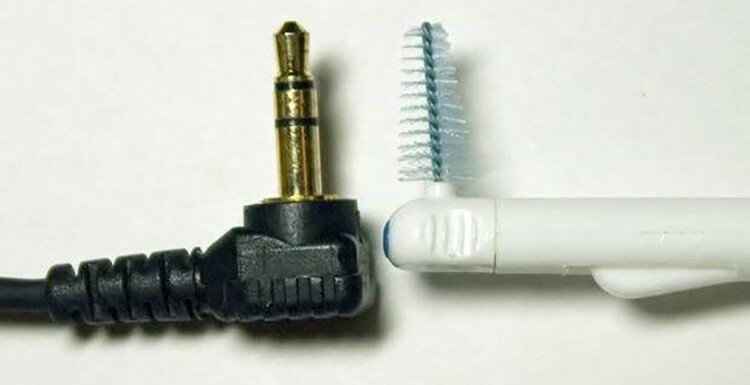 Za čiščenje kontaktne povezave na ohišju elektronskega pripomočka lahko uporabite bombažne palčke ali posebne naprave, vključno z elektronskimi zobnimi ščetkami in svedri s nastavki.