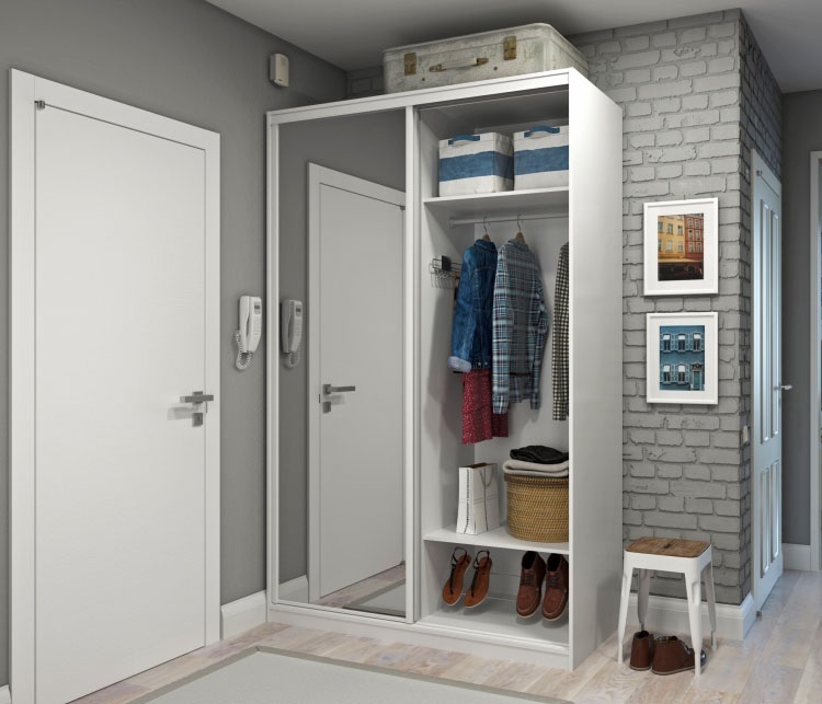 Preprosta garderobna omara v majhnem hodniku
