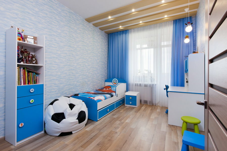 Mėlyni fasadai ant modulinių vaikų baldų
