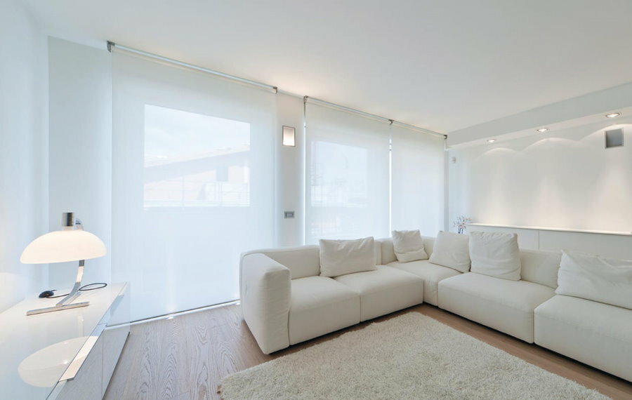 Bílé rolety ve světlém obývacím pokoji