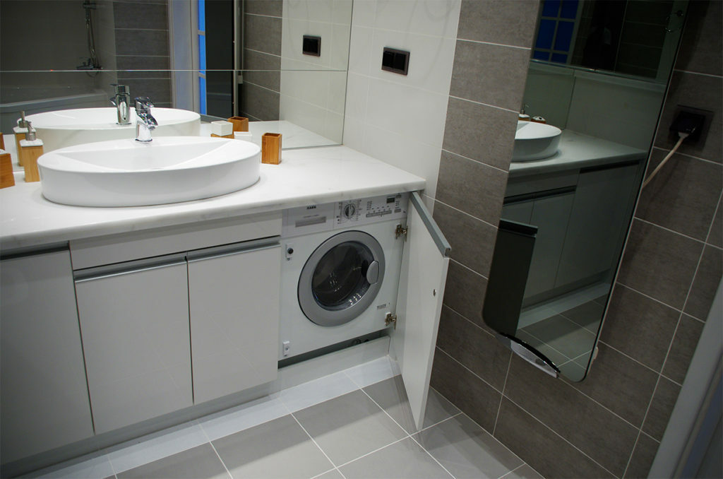 Vonios kambario dizainas su vonia ir skalbimo mašina: mažo kambario interjero nuotrauka