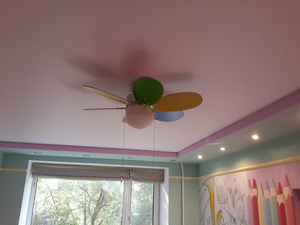 Pembe bir germe tavan üzerinde fan