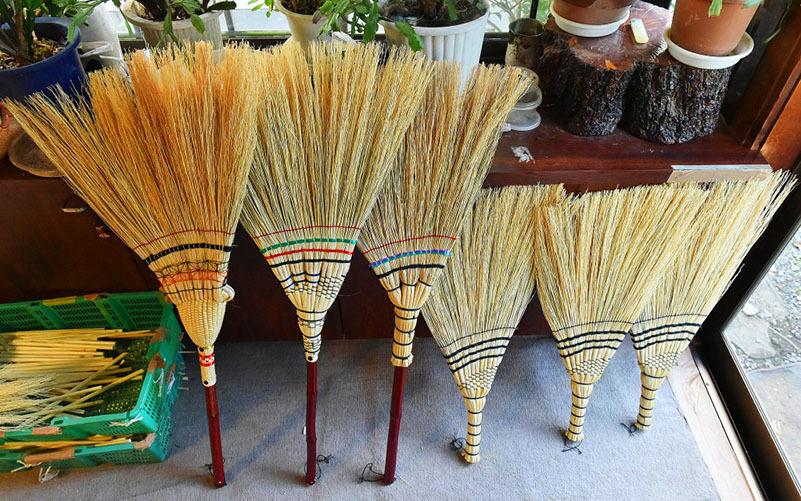 Can be placed vertically with the broom upwards - the twigs do not bend and remain straight
