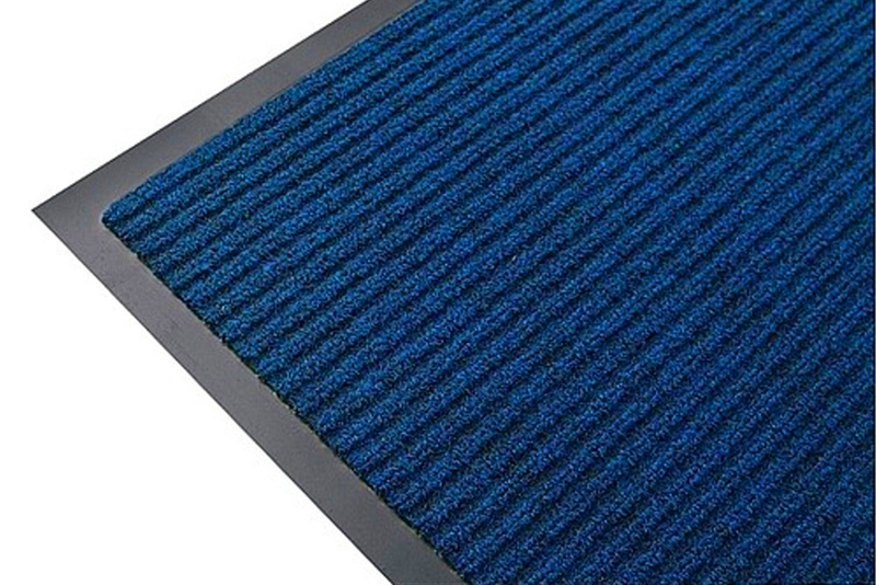 A harmadik vonal egy szintetikus gumi alapú szőnyeg, amely felveszi a finom homokot és nedvességet a talpról.