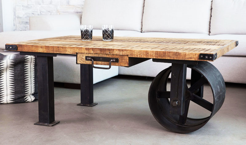 Waarschijnlijk werd de ontwerper geïnspireerd om zo'n tafel te maken door een constructiekruiwagen met geslepen zijkanten.