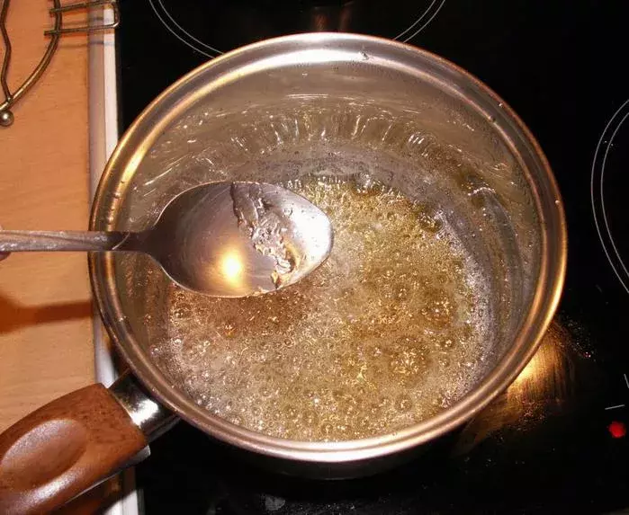 hoe maak je een suikerpan schoon?