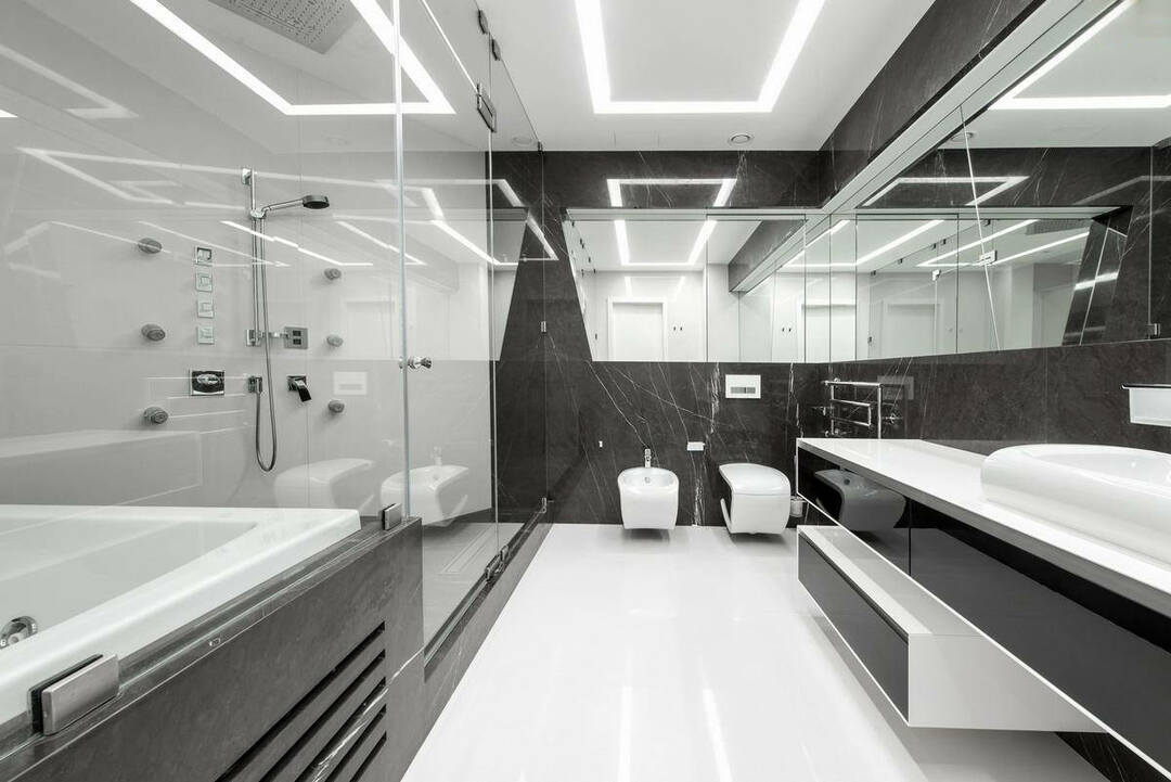 Intérieur de salle de bain high-tech