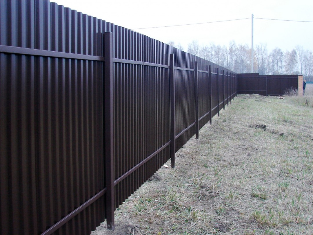 fence of corrugated board on stilts