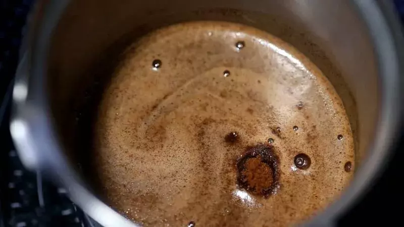 hoe maak je een pot schoon met mosterd en koffie?
