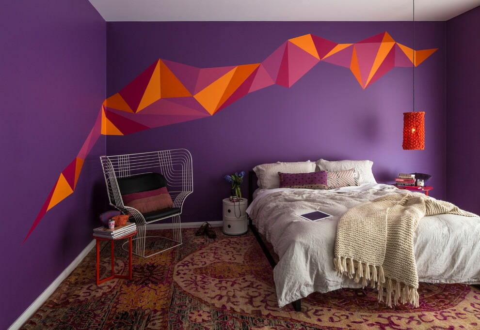 Valkoiset tekstiilit sängyllä violetissa makuuhuoneessa