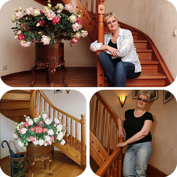 Tatiana a placé un bouquet unique de pivoines en soie naturelle près des escaliers dans un support antique