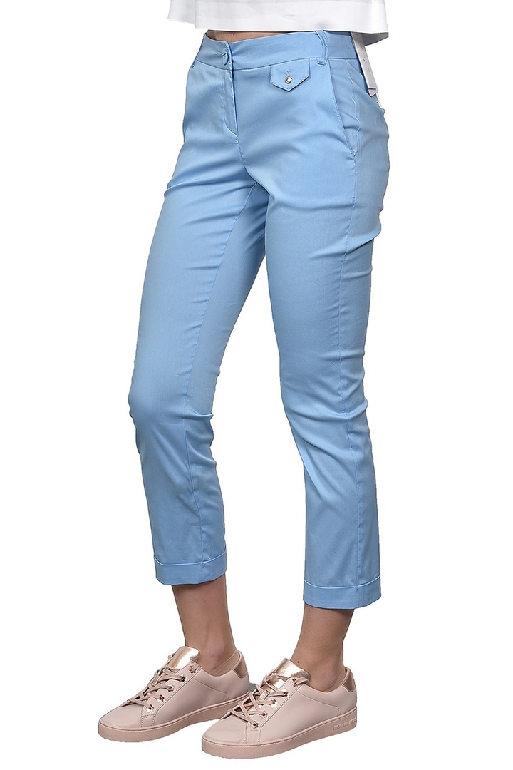 Obrezane modre hlače