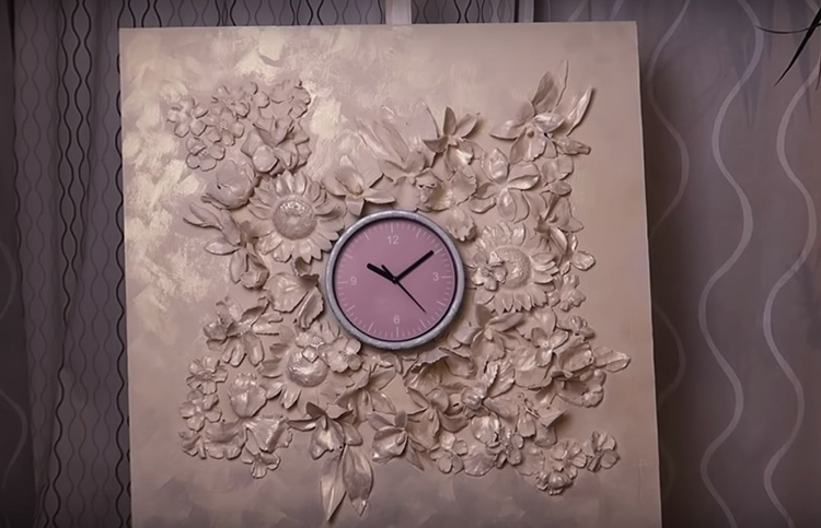 Her er sådan en utrolig smuk basrelief til dekoration af væg ure viste sig ved kanalen af ​​forfatteren, og du kan gøre noget værre