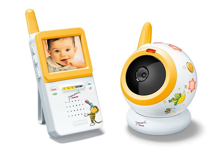 O monitor de vídeo do bebê é um ótimo ajudante para uma jovem mãe