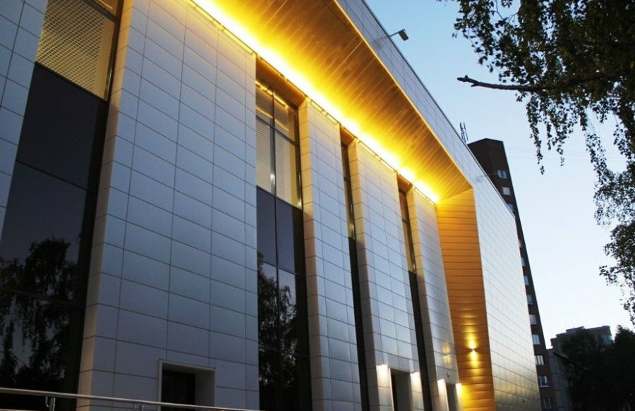 תאורה של חזית הבניין עם גופי תאורה ליניאריים