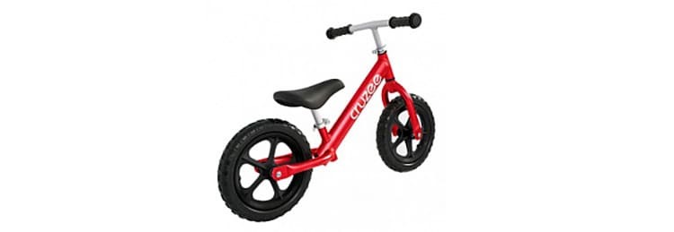 Para fazer a criança parecer um atleta de verdade, selecione o equipamento para combinar com a bicicleta de equilíbrio