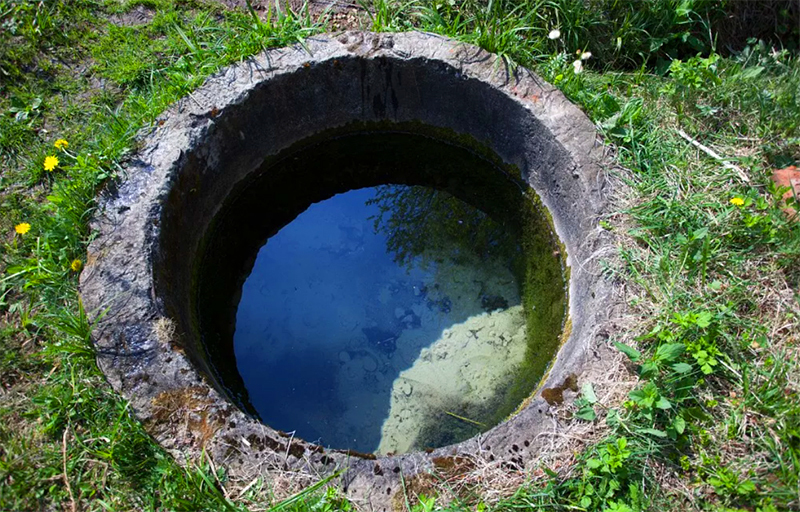 Offene Brunnen oder Brunnen mit losem Deckel werden unweigerlich durch Schmutz im Freien kontaminiert.