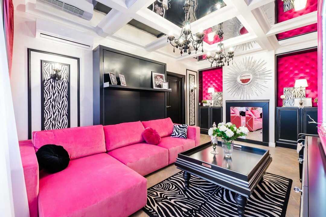 rozā krāsa dzīvojamās istabas interjerā