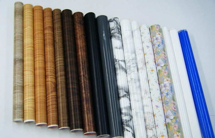 Os fabricantes oferecem uma ampla variedade de cores: de imitação de materiais naturais para padrões de projeto e ornamentovFOTO: vseme.ru
