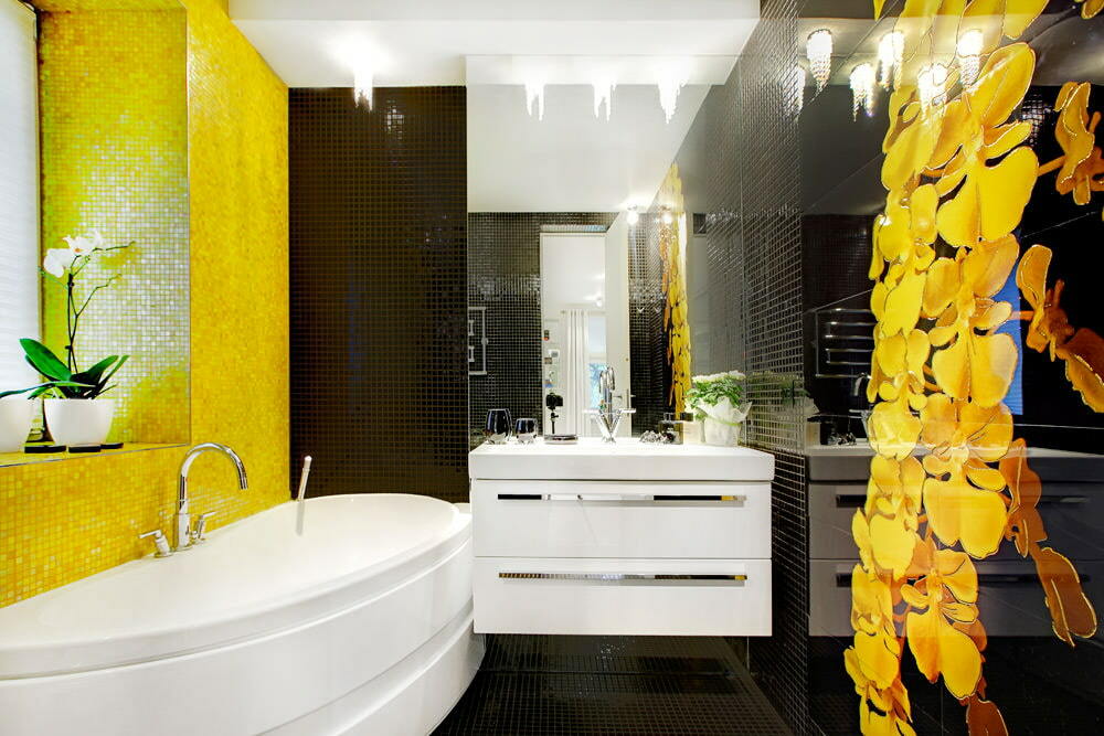 Geltonos plytelės mažame vonios kambaryje