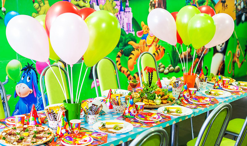 Bordet för barn kan dekoreras med bollar, det är tillåtet att använda ljusa engångsrätter, eftersom barnen kan ha kul så att allt flyger åt olika håll