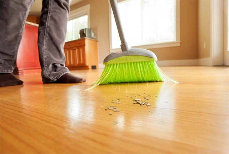 Proteja los pisos laminados de todo tipo de abrasivos como arena, papel de lija, sal derramada o bicarbonato de sodio. Todos estos abrasivos dejan arañazos en el suelo cuando se meten debajo de los zapatos.