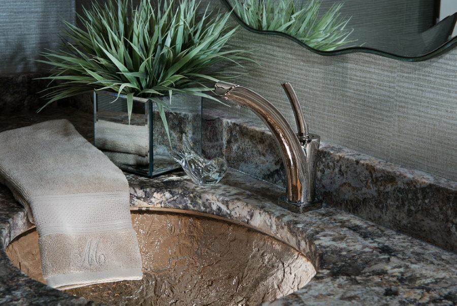 Lavabo en pierre dans la salle de bain 5,5 m²
