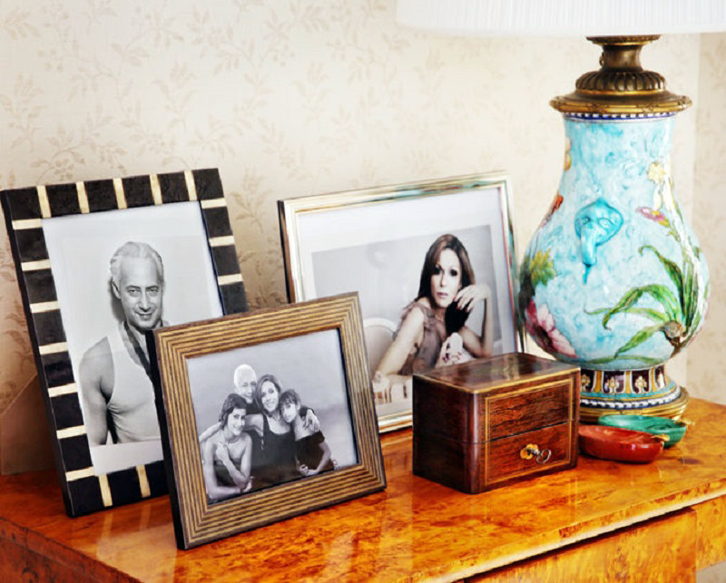 Sutuoktiniai į svetainę patalpino savo mėgstamas šeimos nuotraukas, sudėtas į elegantiškus rėmus.