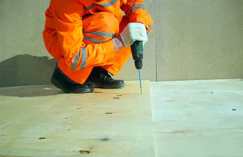 Plywood fästs på golvet med självgängande skruvar för att dränka hattarna. För att helt anpassa skarvarna på arken bearbetas de med en kvarn. Tillåt inte bildandet av " steg" eller andra oegentligheter, eftersom det då kommer att påverka finishen negativt