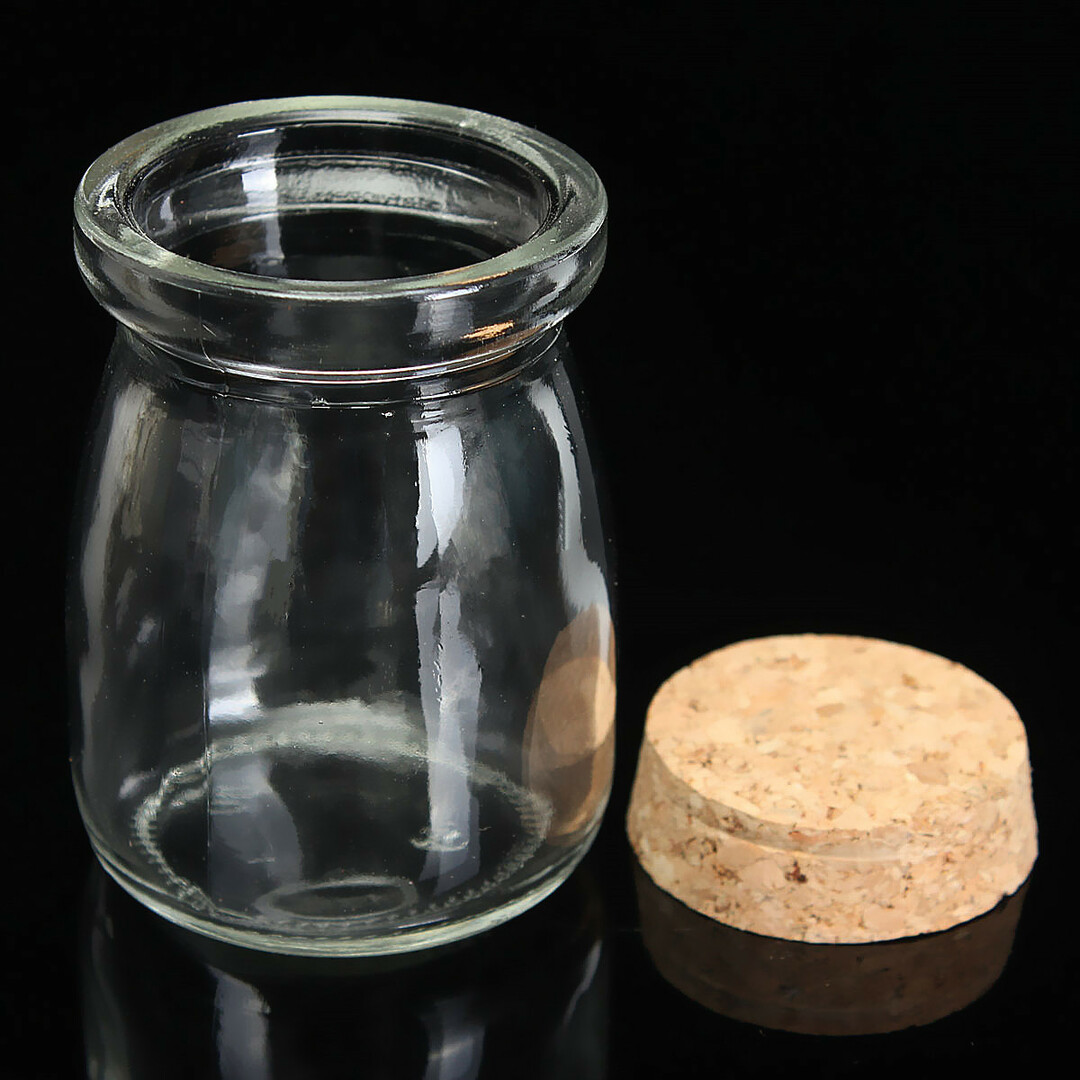 Mantar tıpalı küçük şeffaf cam kaplara sahip şişe şişe kabı