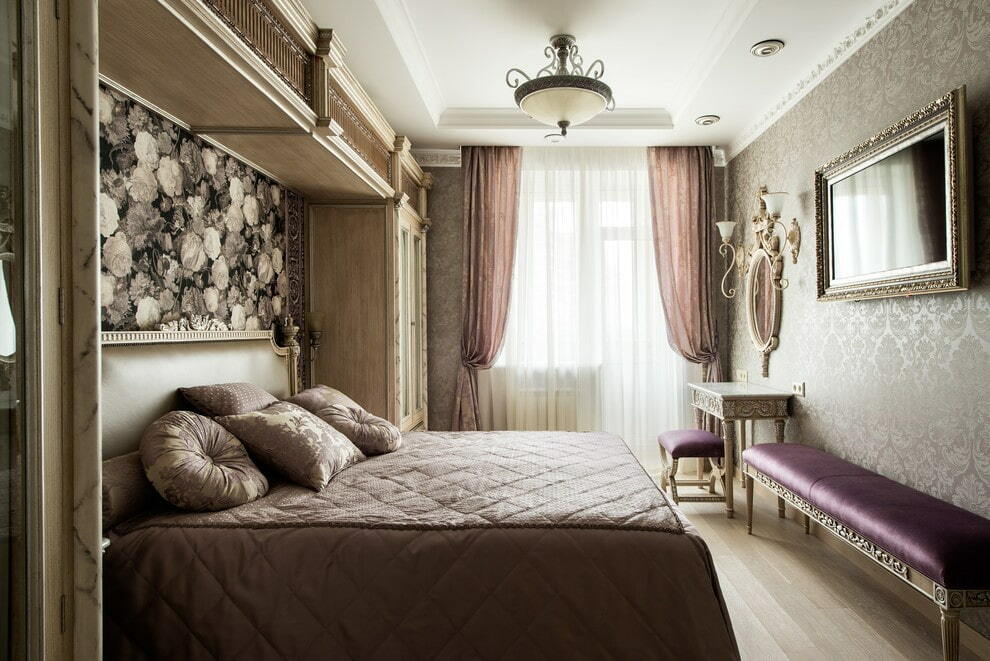 Wąska ławka wzdłuż ściany sypialni