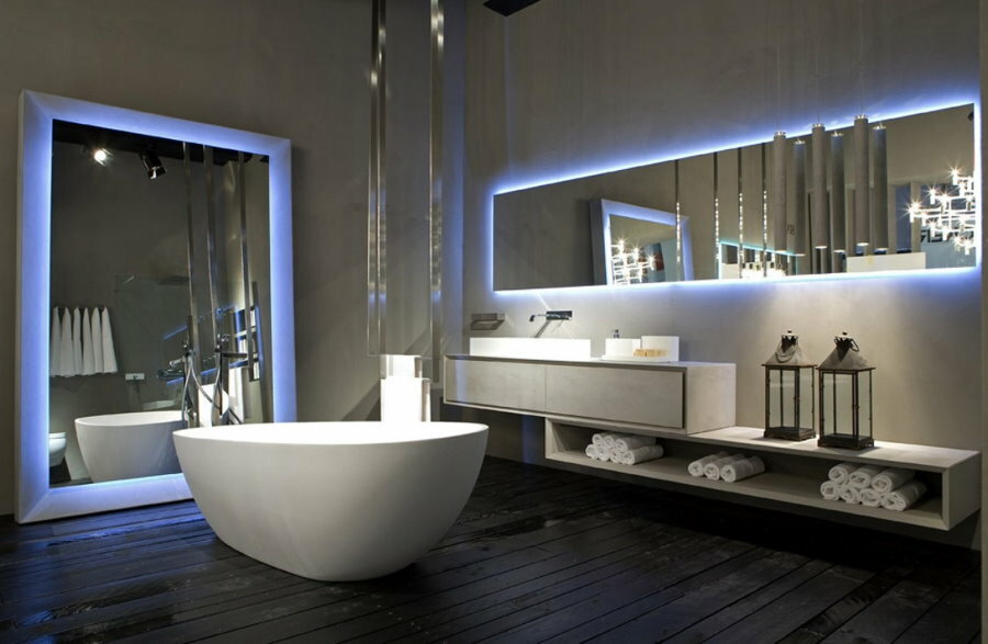 Specchio illuminato in un bagno in stile ha-tech