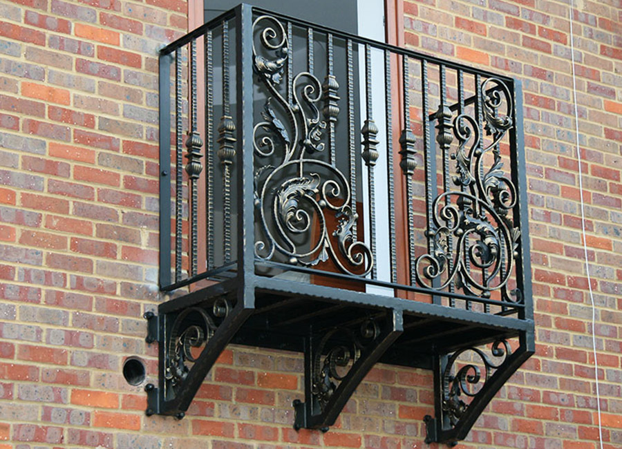 Smidda element på räcket på en liten balkong
