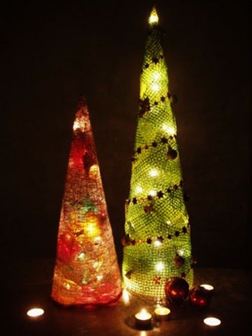 Árboles de Navidad brillantes hechos en casa con los materiales más simples. 