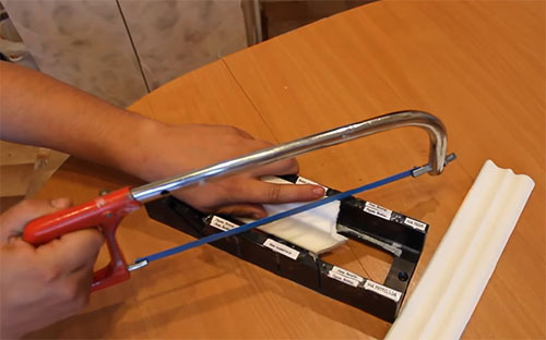 Kuidas ja kuidas plastikust põrandaliistu lõigata: materjaliga töötamise peensused