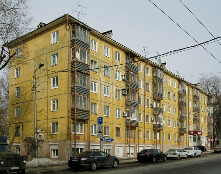 La facciata gialla del pannello Krusciov con 3 ingressi