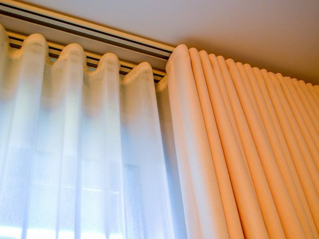 Fijación de cortinas a una cornisa de plástico.