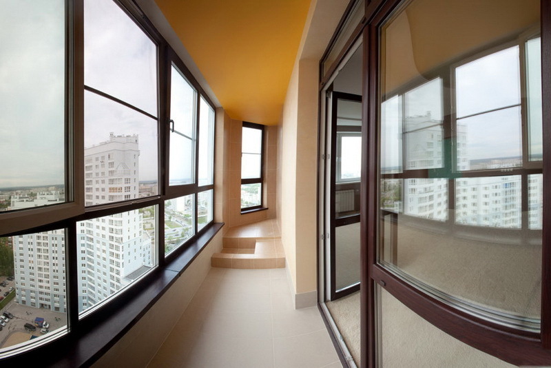 Veggdekorasjon på balkongen med franske vinduer