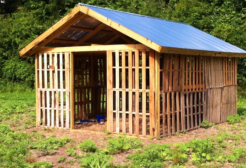 From what to build a barn in the country, so that it is inexpensive and original