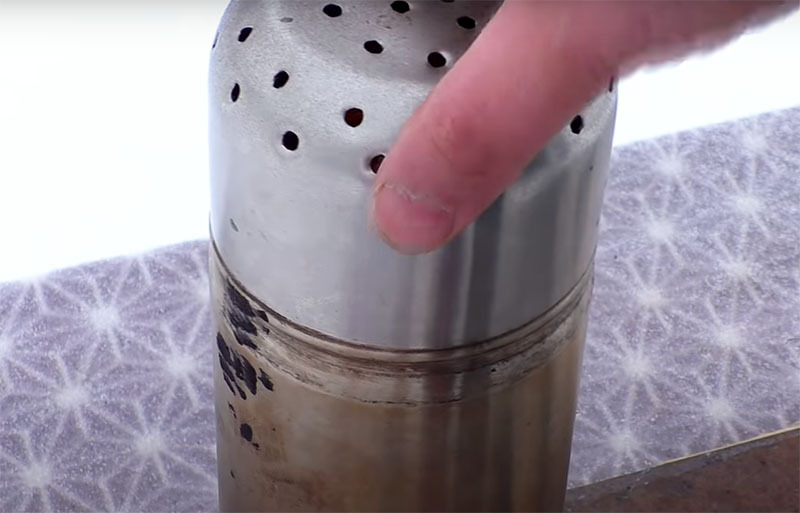 Você precisa acender o combustível e cobrir a garrafa térmica com uma tampa perfurada. Praticamente não haverá fumaça