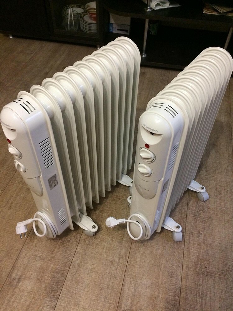 Algunos modelos pueden equiparse con dos elementos calefactores, que se manifiesta externamente en presencia de un par de controles de temperatura.