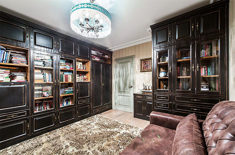 Tyrkysový lustr s třásněmi zjemňuje mužný interiér kanceláře