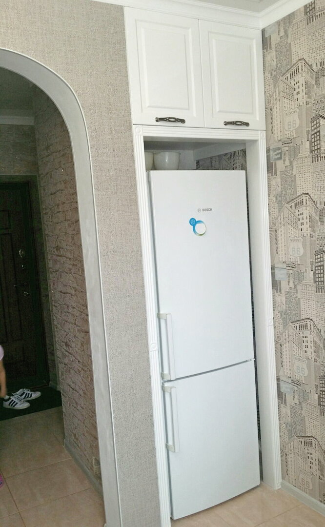 Koridorda bir niş içinde buzdolabının üstündeki dolap