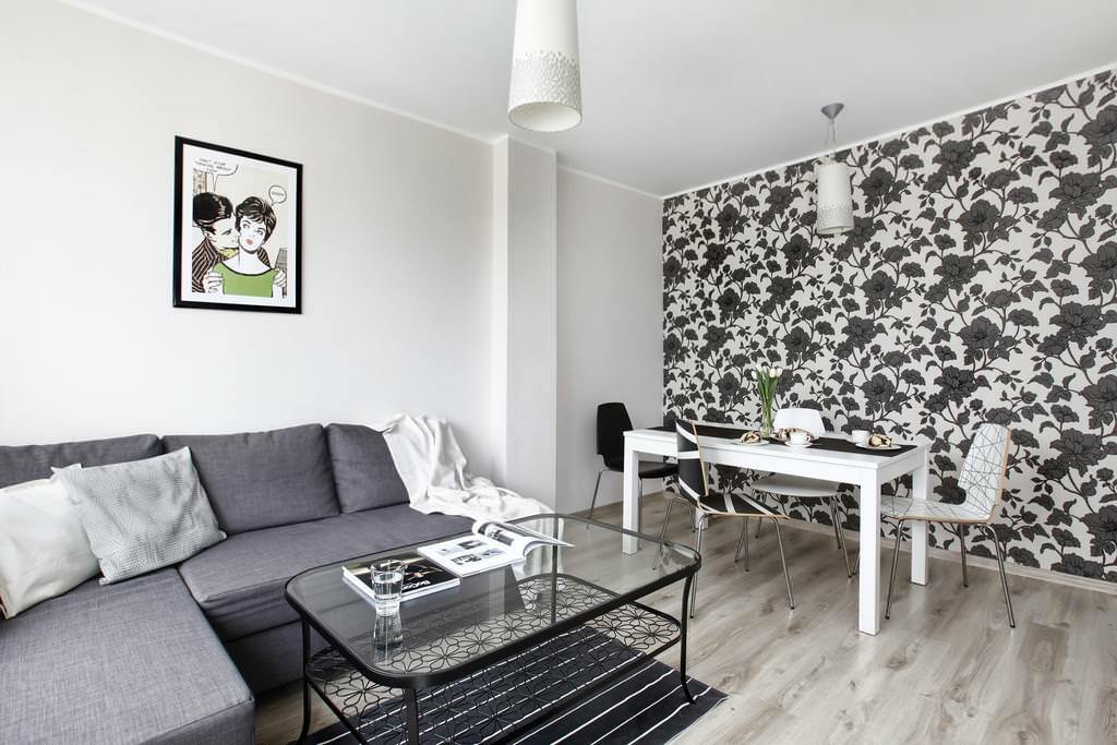 Dzīvojamās istabas ēdamistabas zona ar vienkrāsainām tapetēm
